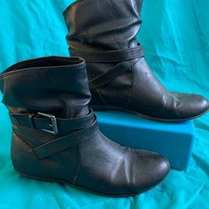 American Eagle Black Ankle Boots: Size 8